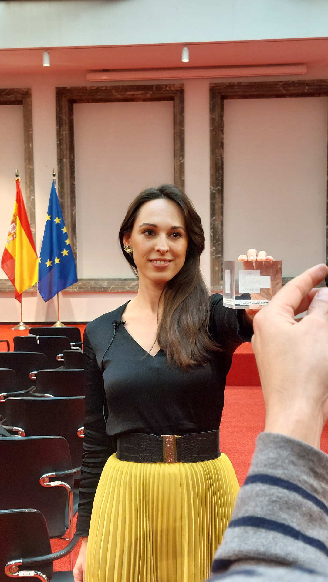 Elena Gil recogiendo un premio de la AEPD