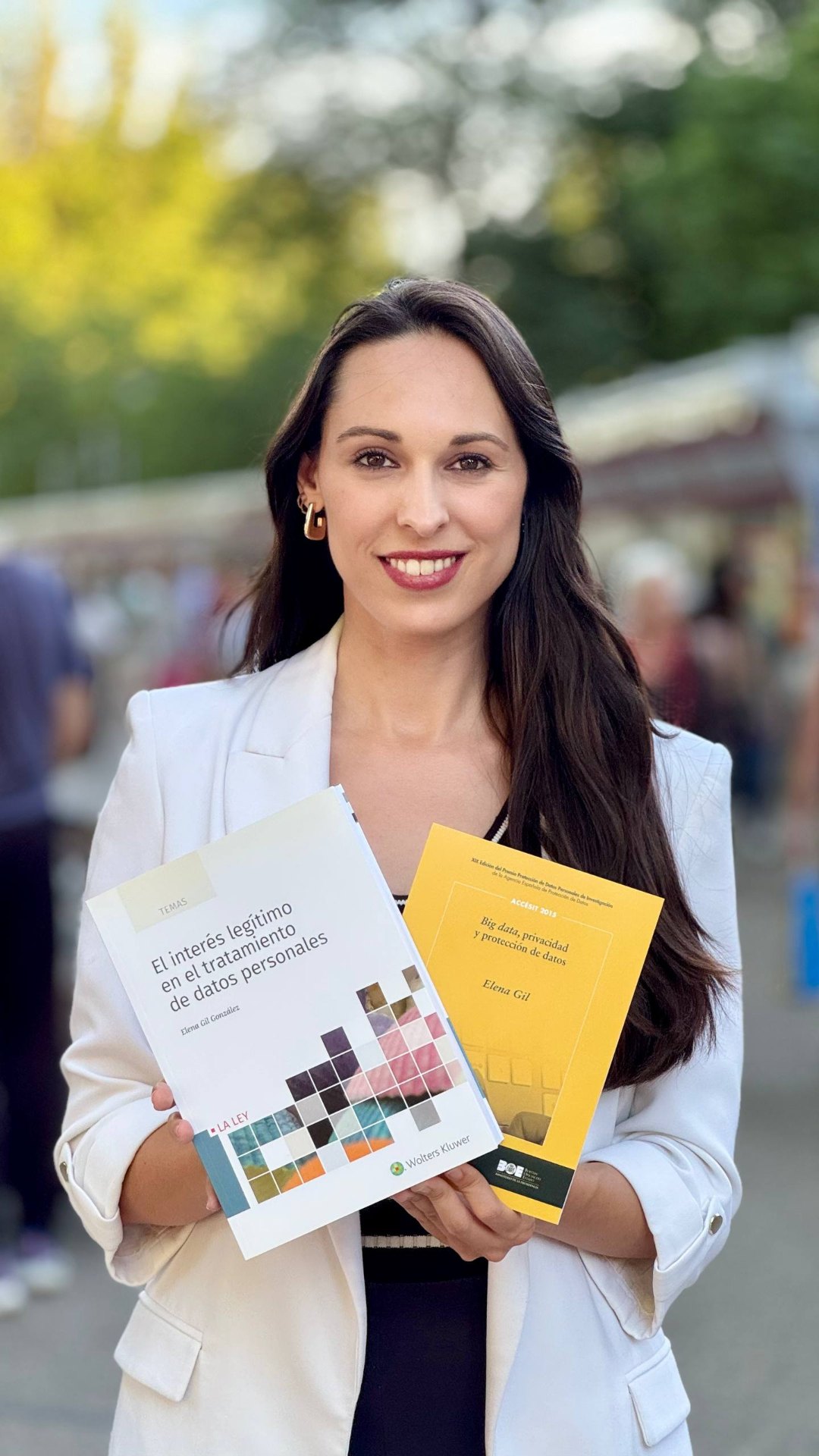 Elena Gil en la Feria del Libro con sus publicaciones
