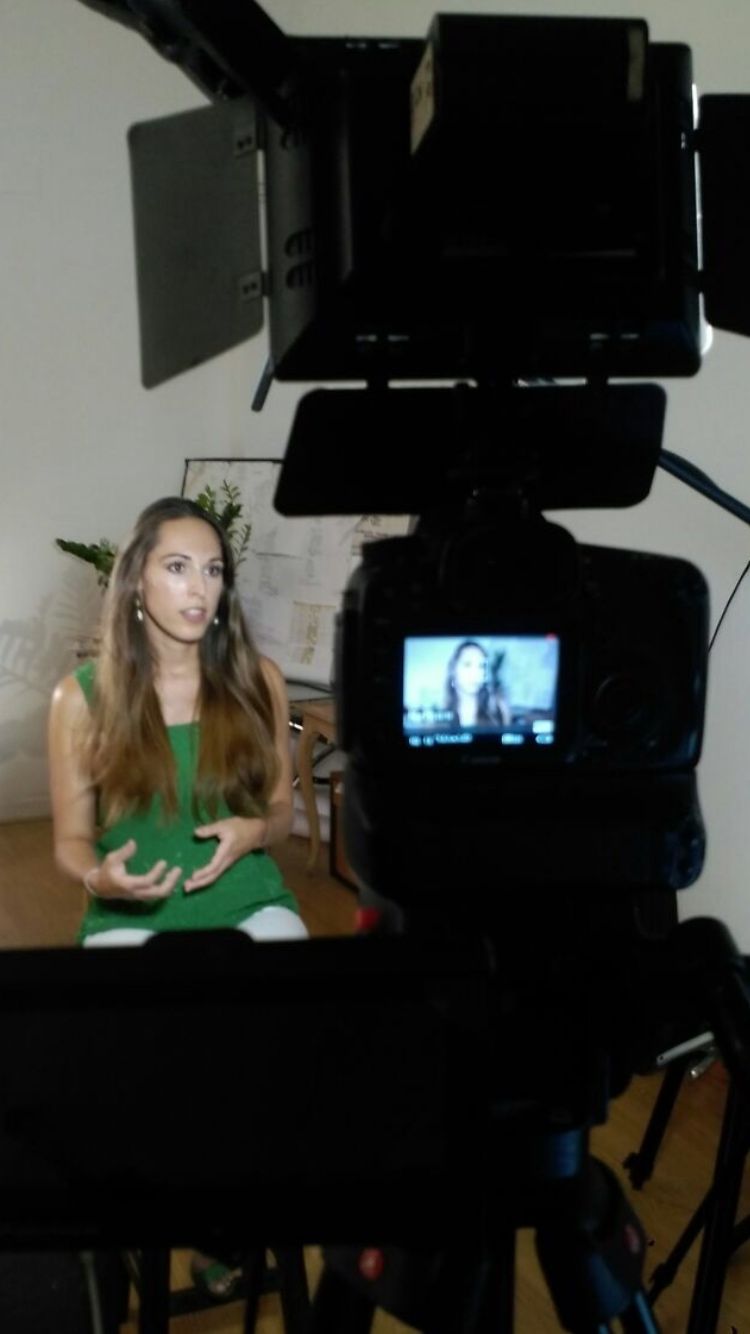 Elena Gil grabando contenido divulgativo